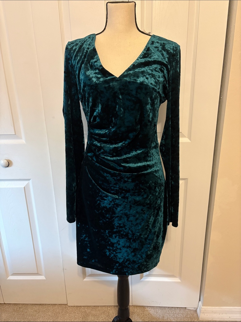 NWT Siena Emerald Green Velvet Crushed Ruched V-Neck Long Sleeve Dress Size 12.